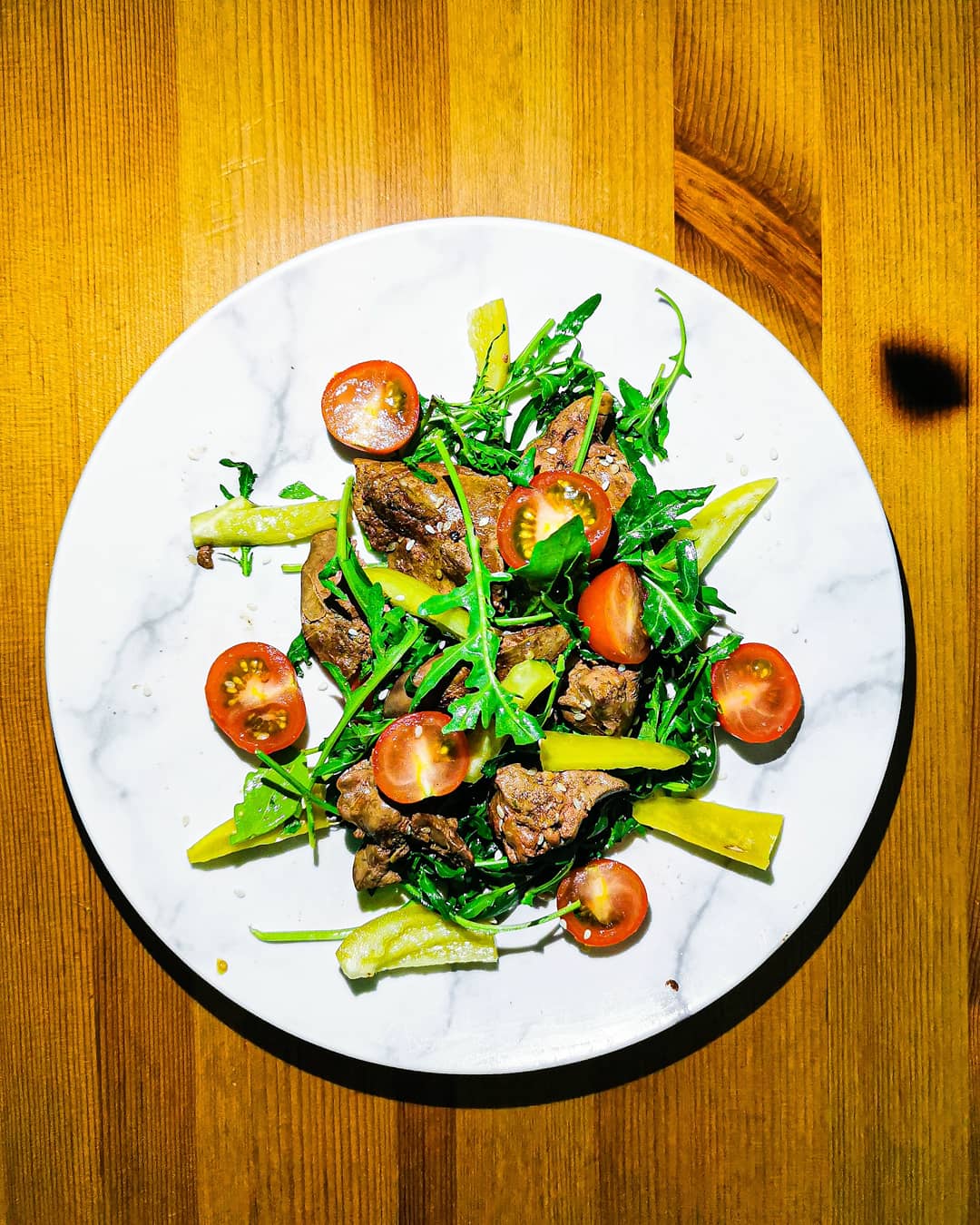 Горячий салат с куриной печенью и рукколой