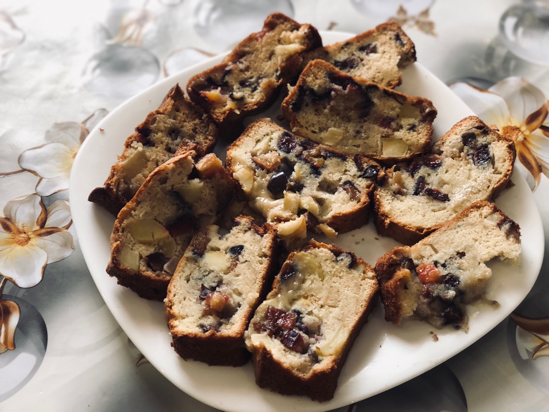 Шарлотка с яблочками и сливой