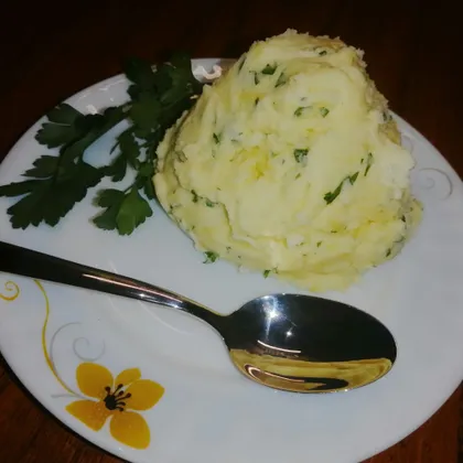 Картофельное пюре с сыром, зеленью и сметаной