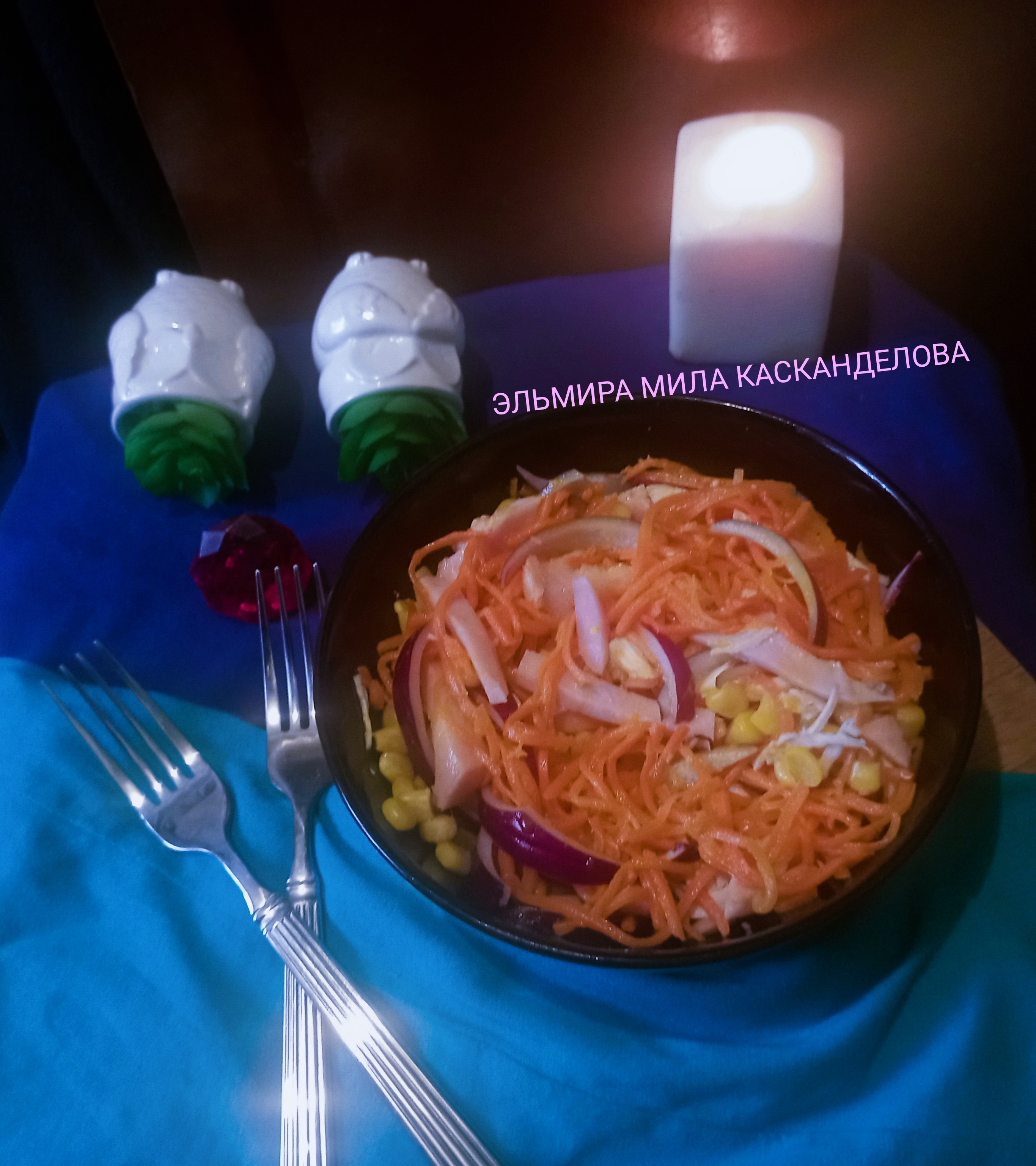 Салат с курицей, ветчиной, кукурузой и морковью по-корейски