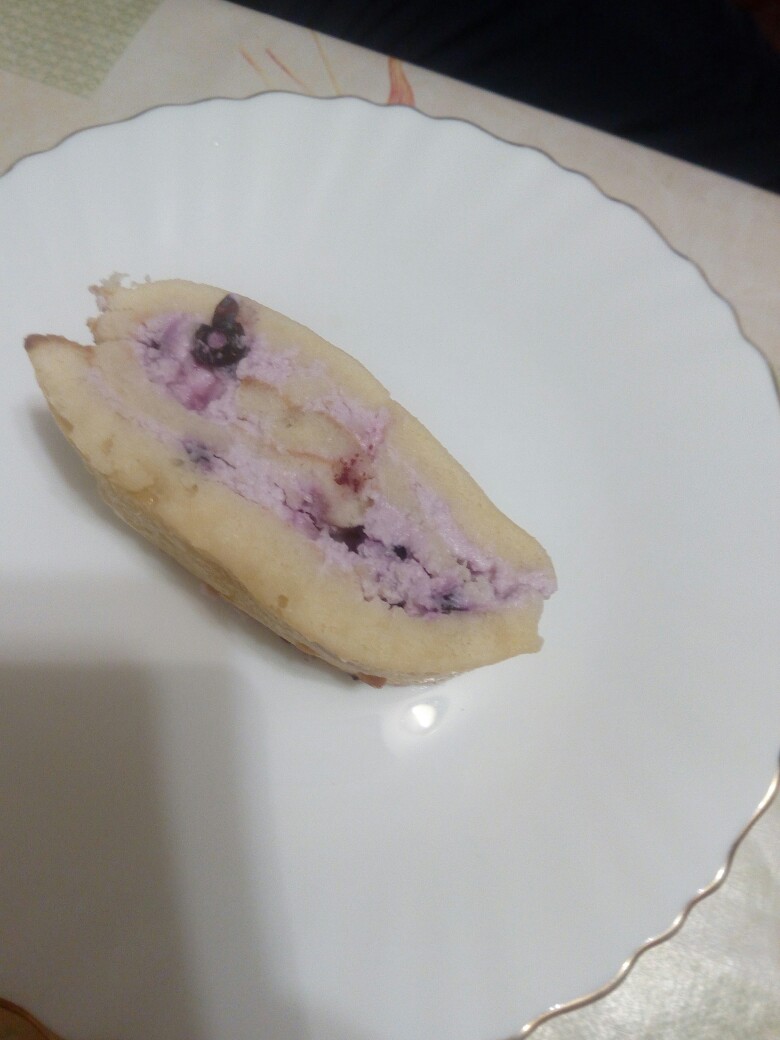 Рулет с творожно-черничной начинкой