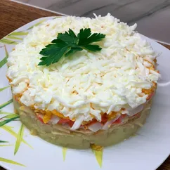 Слоеный салат с крабовым мясом, яблоком и картофелем