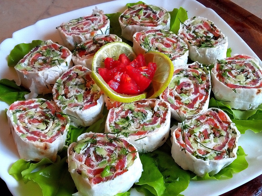 Рулетики из лаваша с лососем, авокадо и орехом кешью