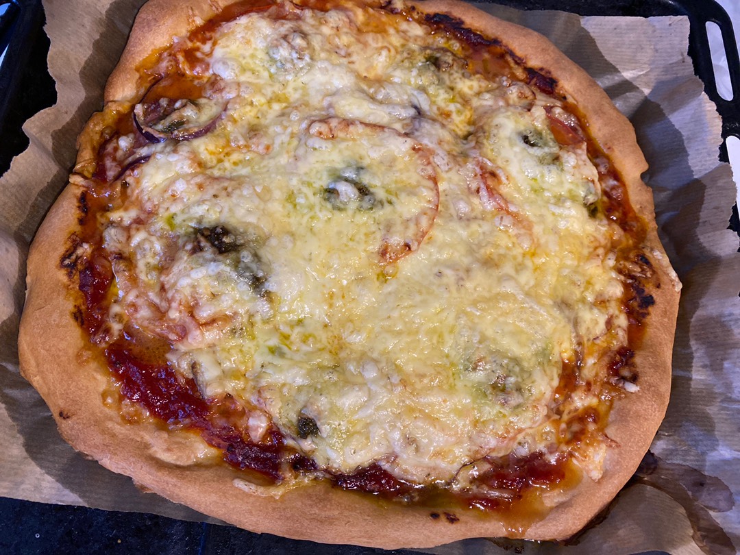 Пицца в духовке (с соусом песто и маринованной курицей)