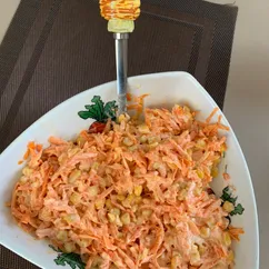 Салат с морковью, кукурузой и сыром