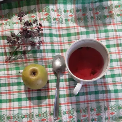 Травяной чай с каркаде и яблоком