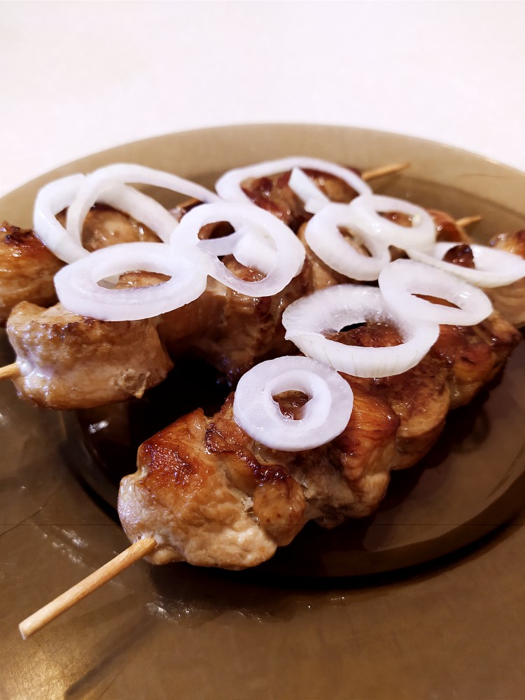 Шашлычок (из куриной грудки на сковороде) с луком маринованным
