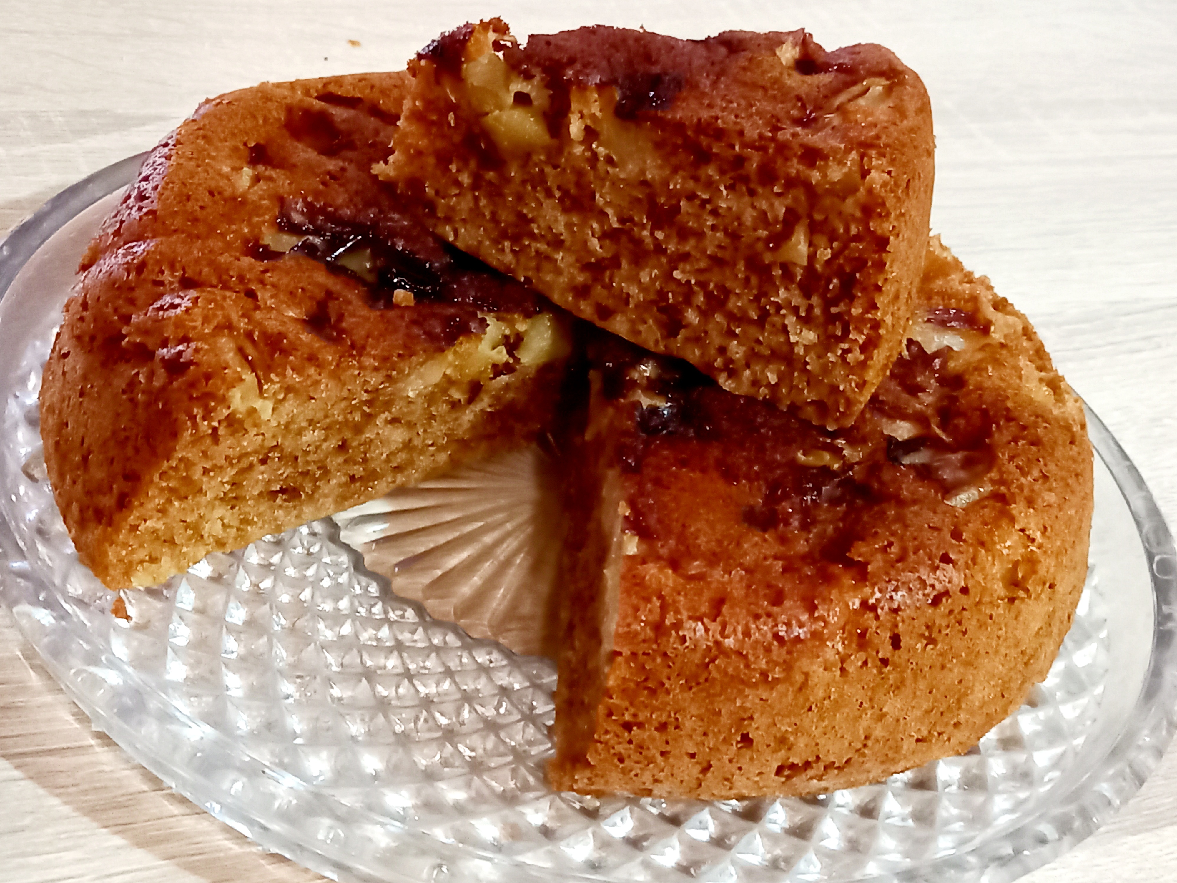 Пирог медовый с яблоками и сливовым джемом в мультиварке