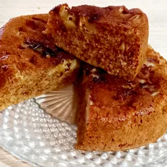 Пирог медовый с яблоками и сливовым джемом в мультиварке