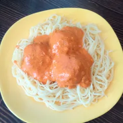 Паста с тефтельками в сливочно-томатном соусе 🍝