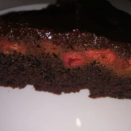Шоколадный пирог с вишней