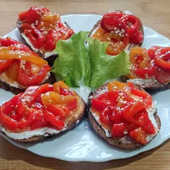 Брускетты с печеным маринованным перцем 