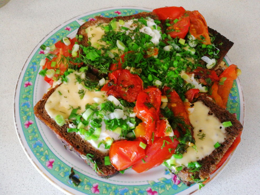 Яичница (Весенняя) в хлебе с помидорами, перцем и зеленью