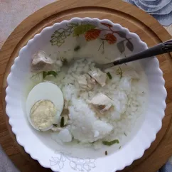 Куриный бульон с рисом и яйцом