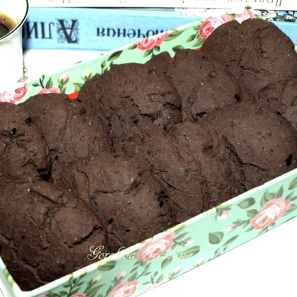 Шоколадное печенье с чёрной смородиной
