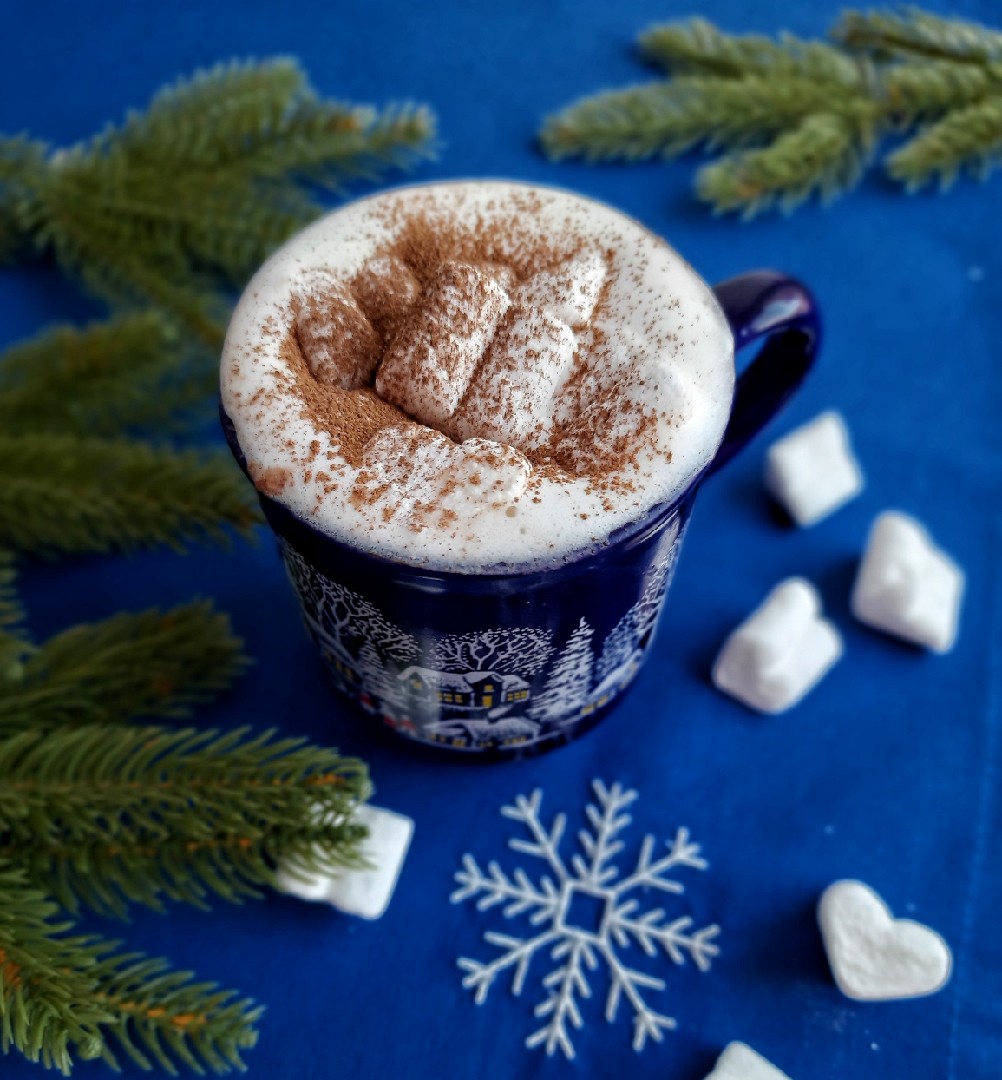 Рождественский напиток – горячее какао с корицей и сгущёнкой