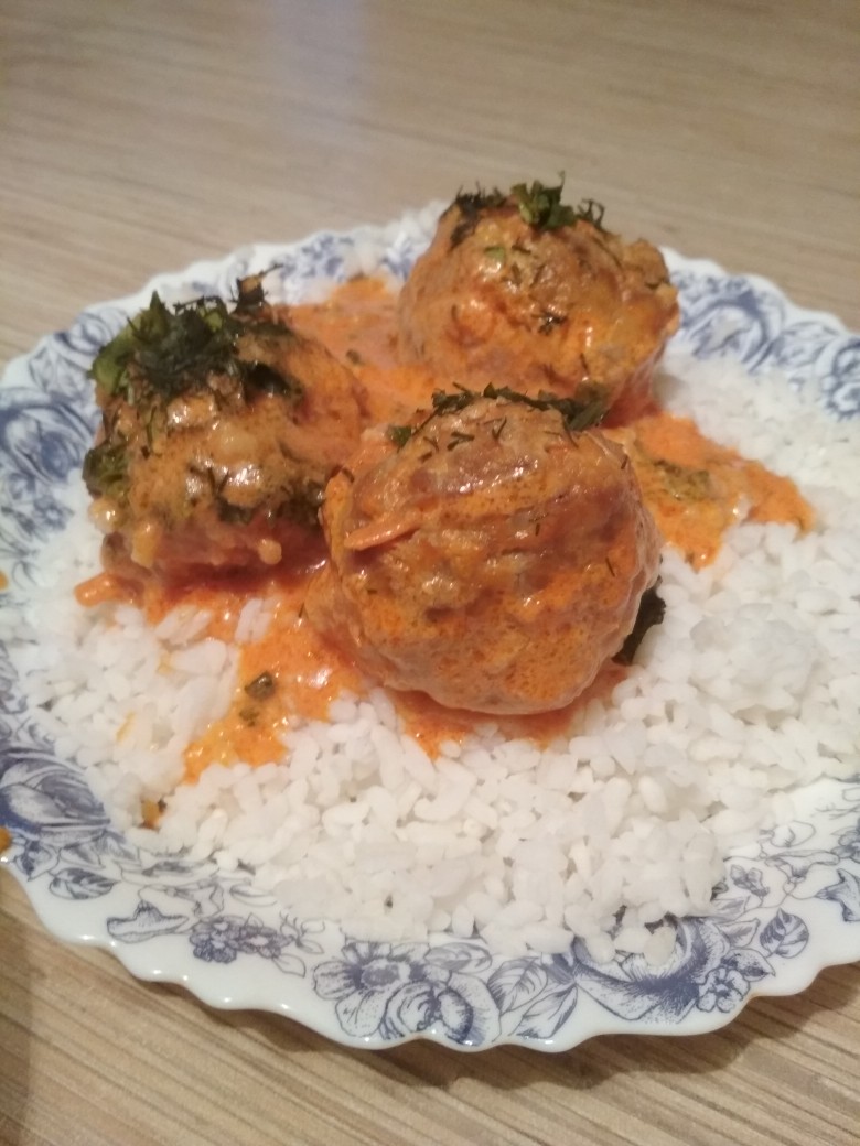 Мясные ёжики в томатной подливе