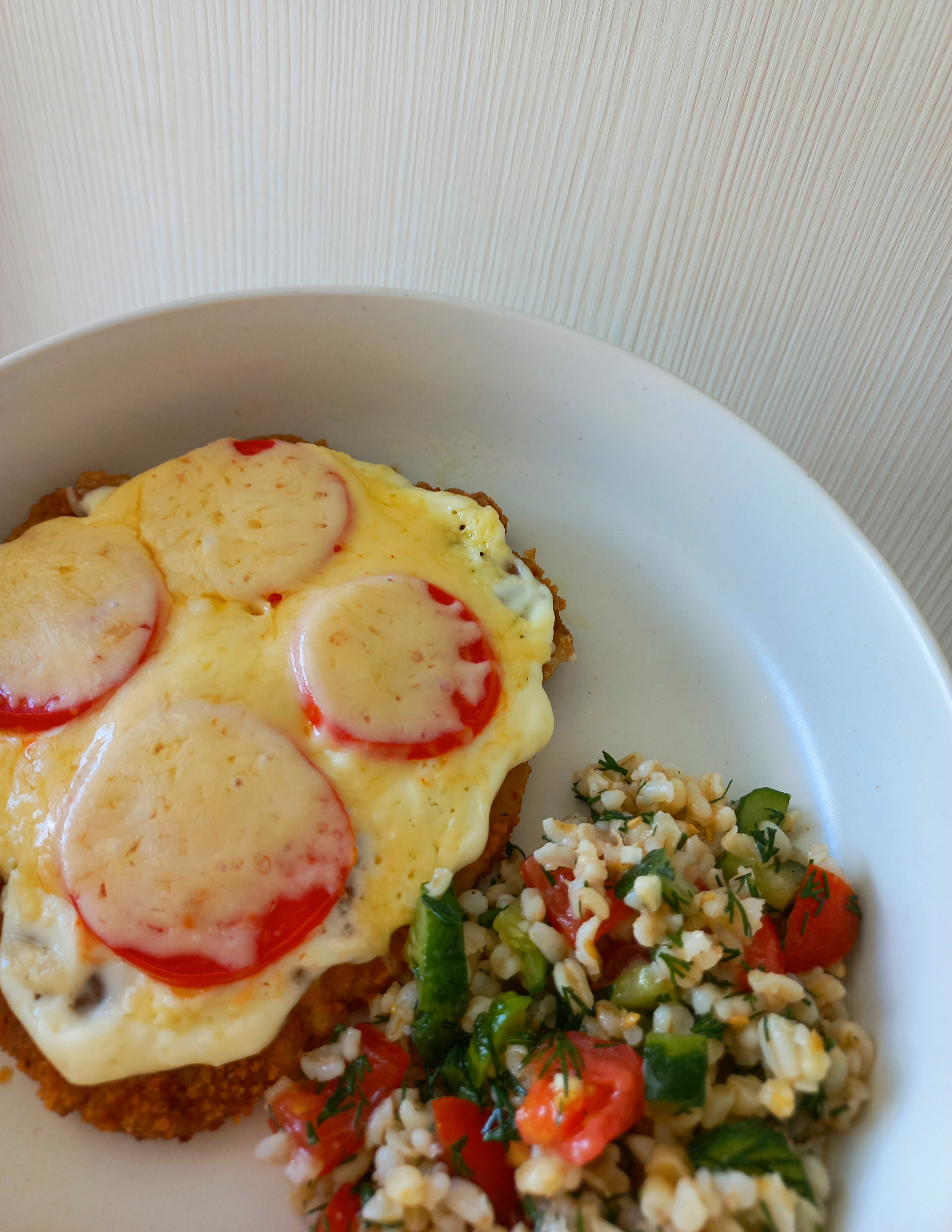 Запеченные куриные отбивные с помидором и сыром