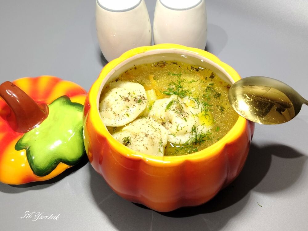 Суп с пельменями и картошкой