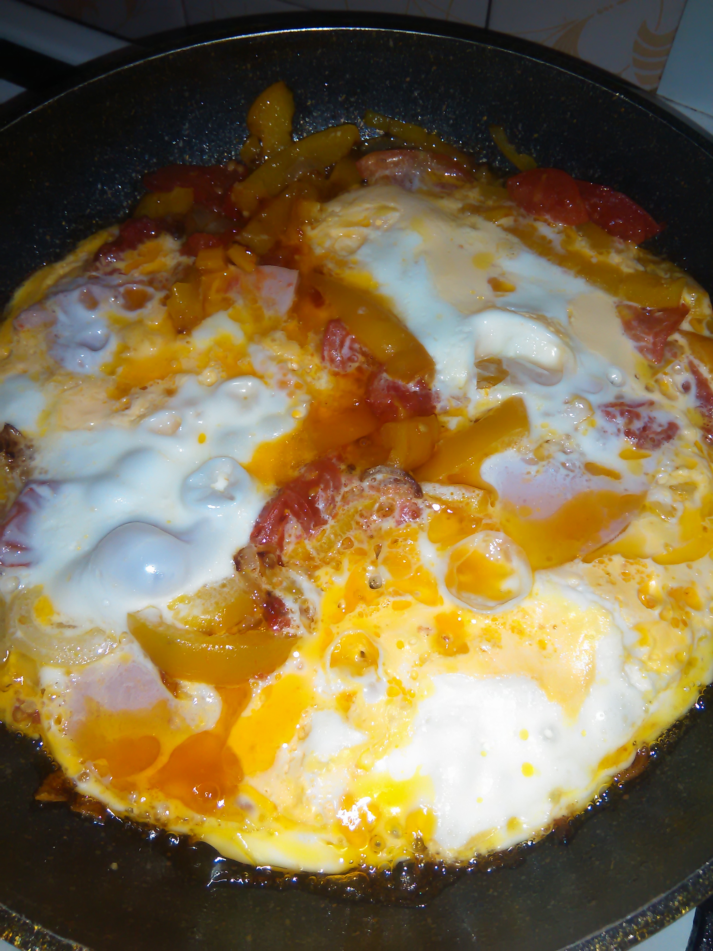 Яичница с овощами и докторской колбасой