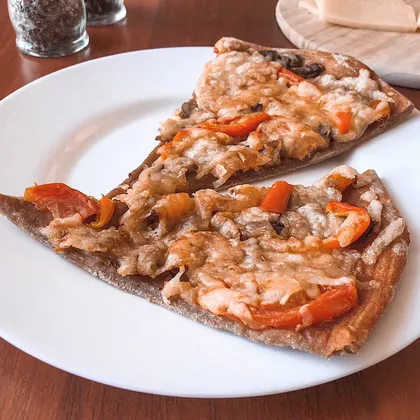 Пицца из цельнозерновой муки с креветками