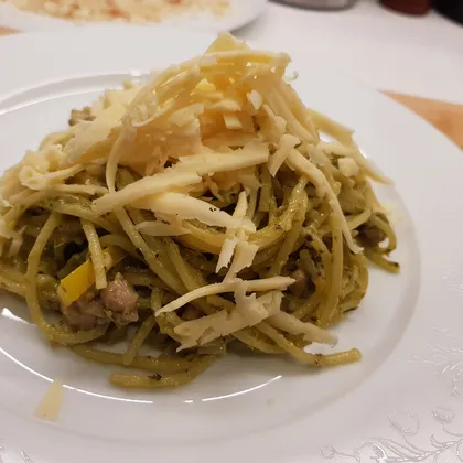 Спагетти с курицей и соусом песто