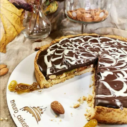 Флорентийский пирог с сухофруктами, орехами в сливочной карамели и глазурью из тёмного шоколада