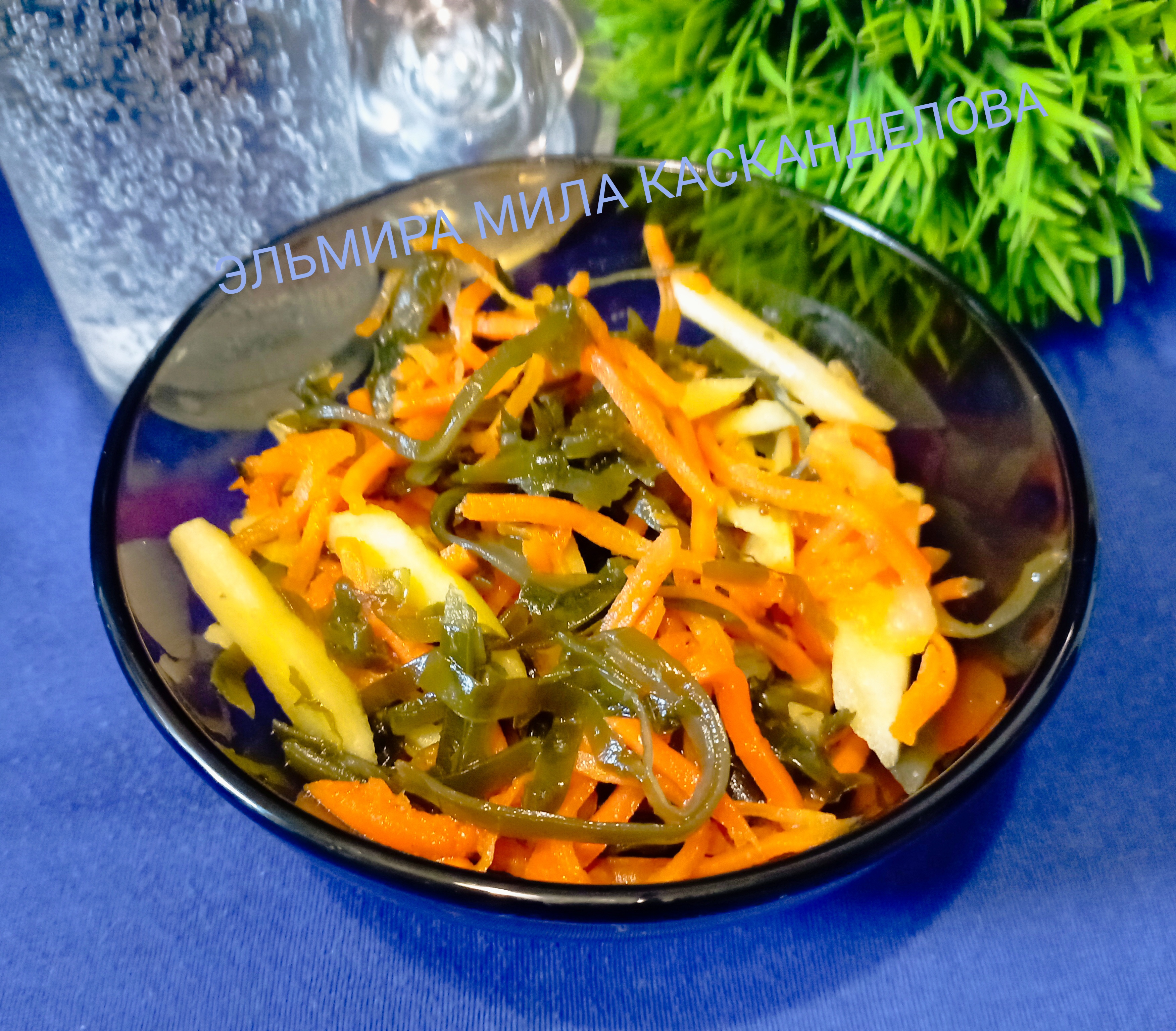 Постный салат из морской капусты с яблоком 