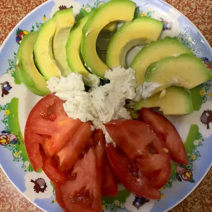 Салат с авокадо и помидорами «мама худеет»