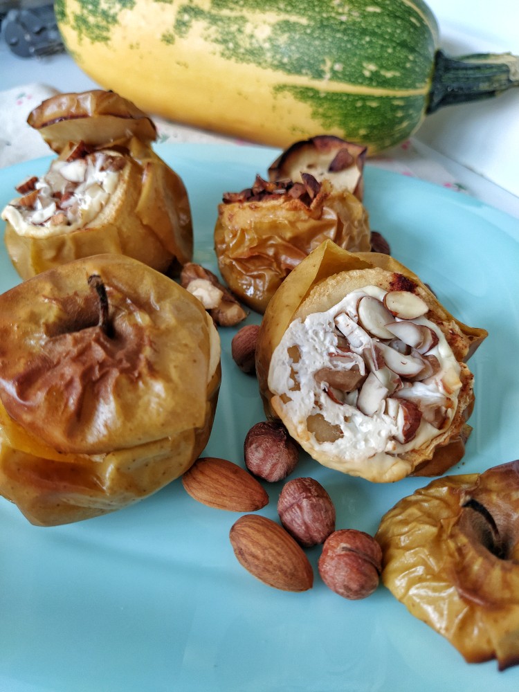 Яблоки печеные с орехами и греческим йогуртом