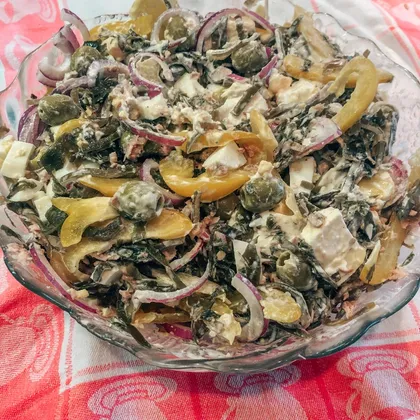 Салат с морской капустой, оливками, фетой и тунцом