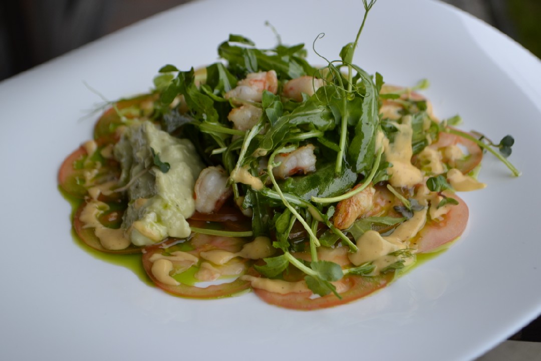 Карпаччо из томатов с муссом из авокадо