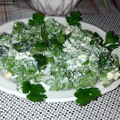 Салат из листьев салата и яиц