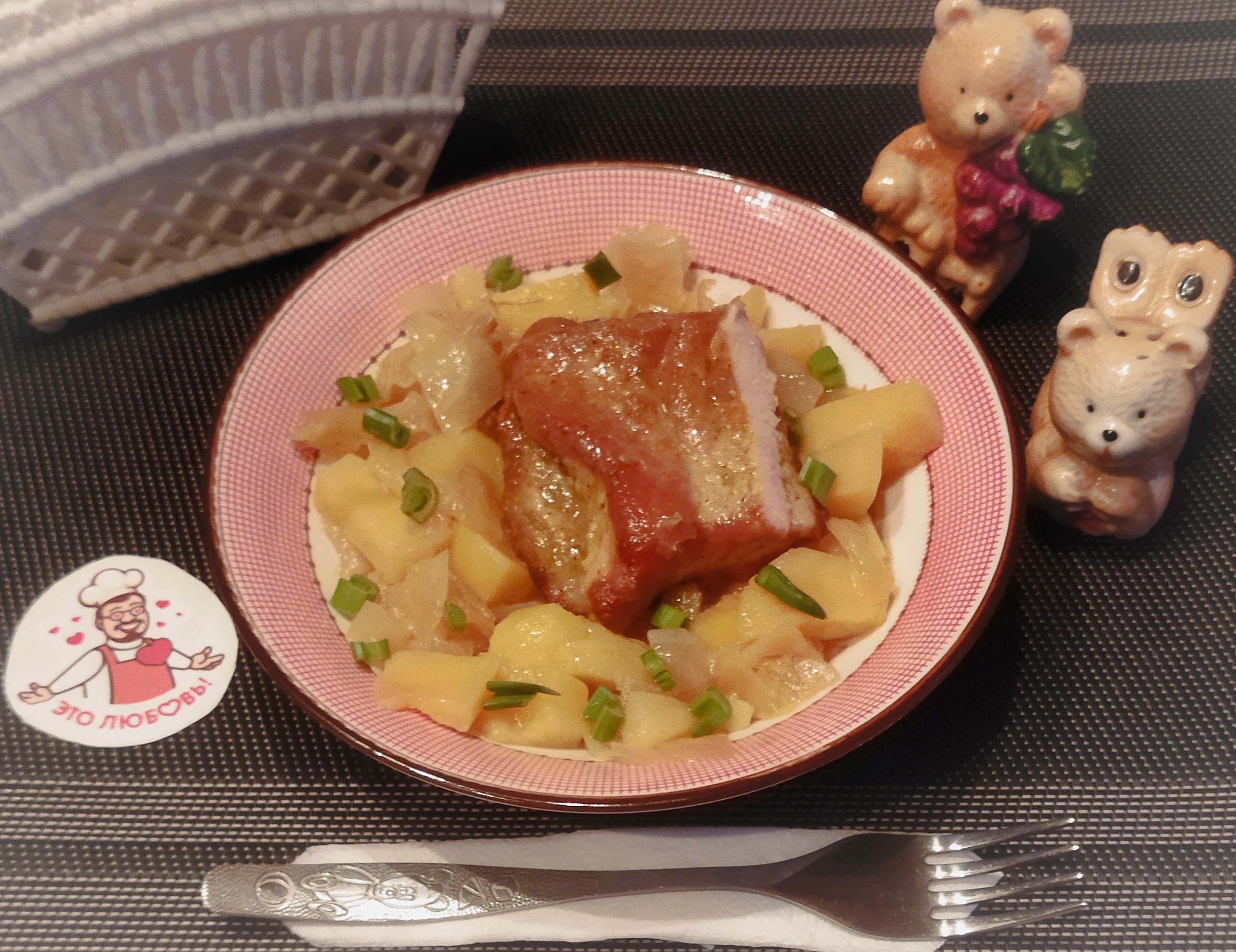 Тушеная капуста с картофелем и свининой, маринованной в вине