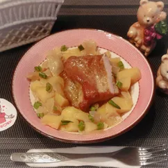 Тушеная капуста с картофелем и свининой, маринованной в вине