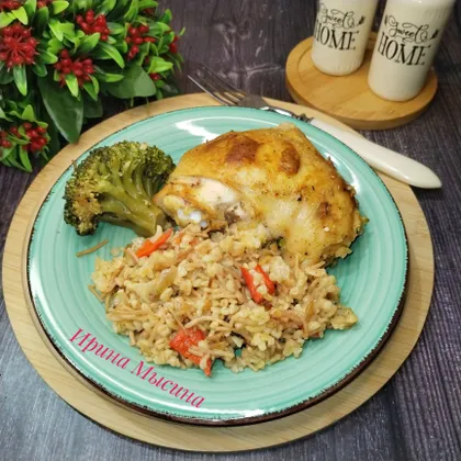 Куриные бёдра в духовке с овощами и булгуром 