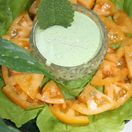 Салат с соусом-заправкой из феты с зеленью и чесноком