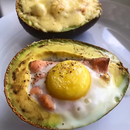 Яйцо, запечённое с горбушей и авокадо