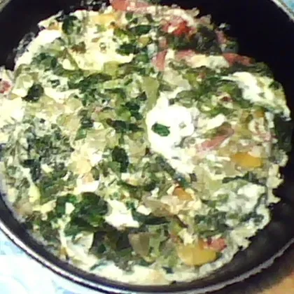 Яичница с зеленью и колбасой