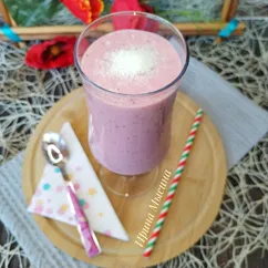 Смузи на кефире с клубникой и сельдереем