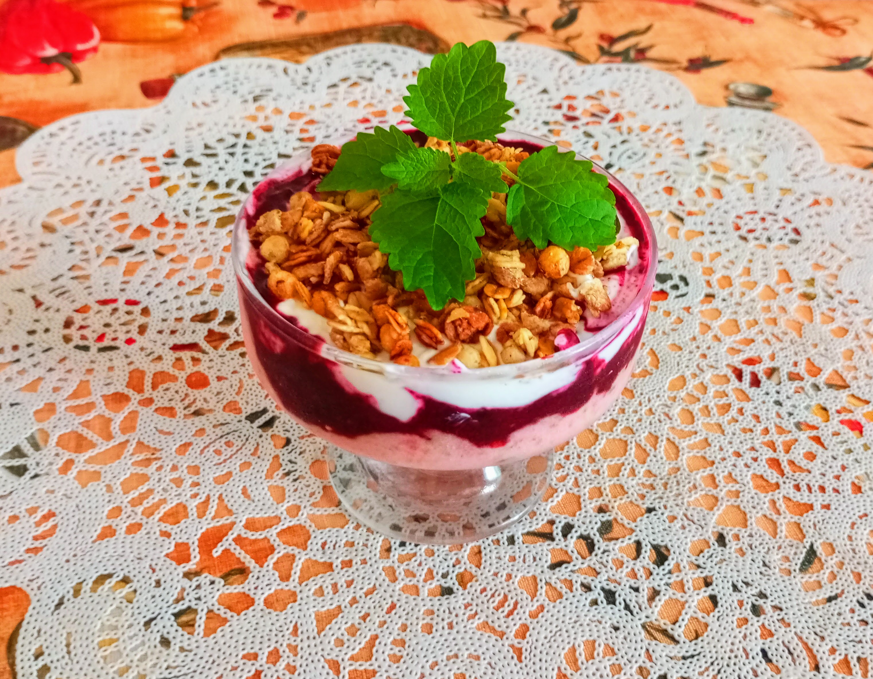 Десерт из мюсли с йогуртом и ягодами 