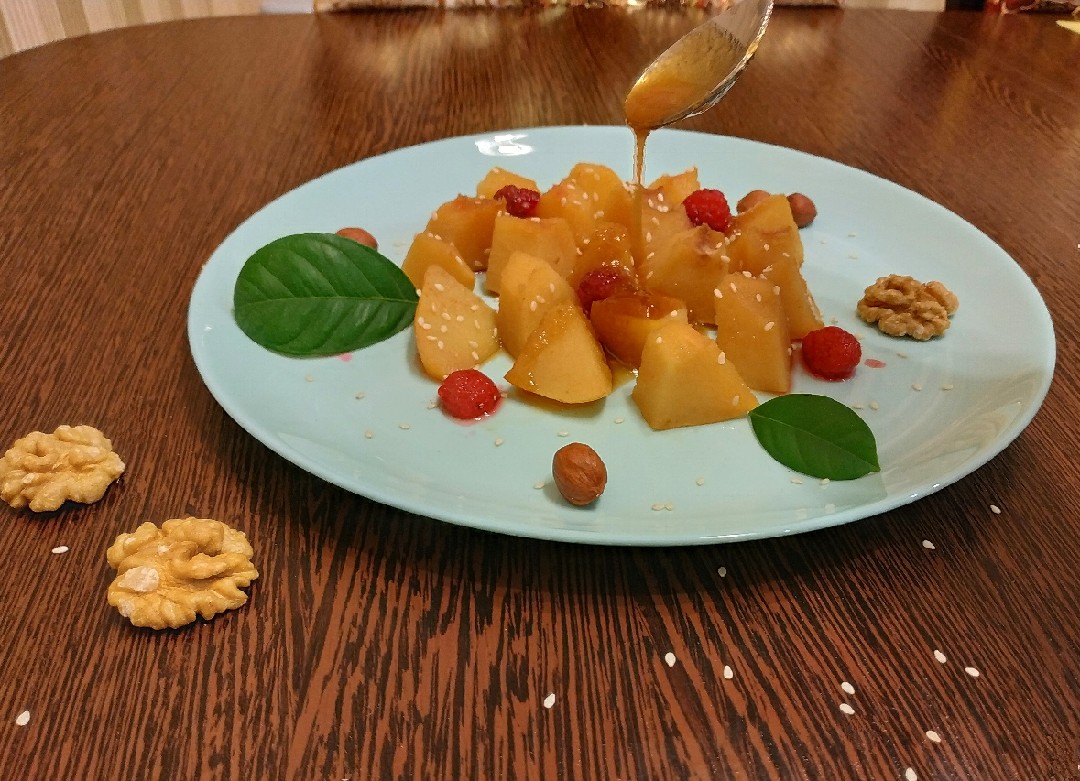Запеченная айва в духовке с медом и орехами
