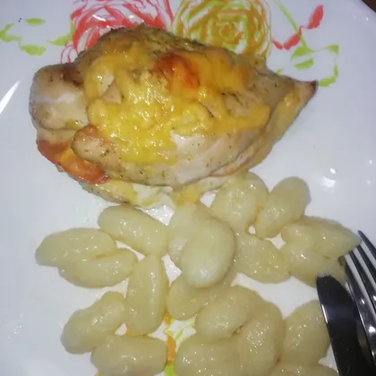 Фаршированная куриная грудка с картофельными клецками