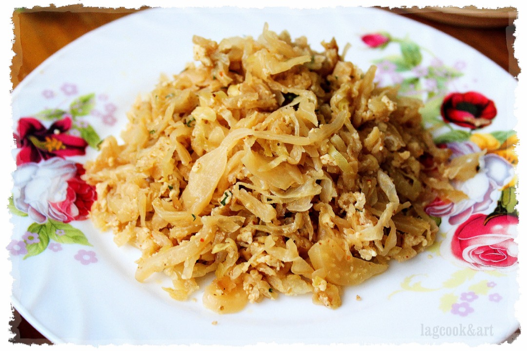 Молодая капуста, жаренная с яйцом