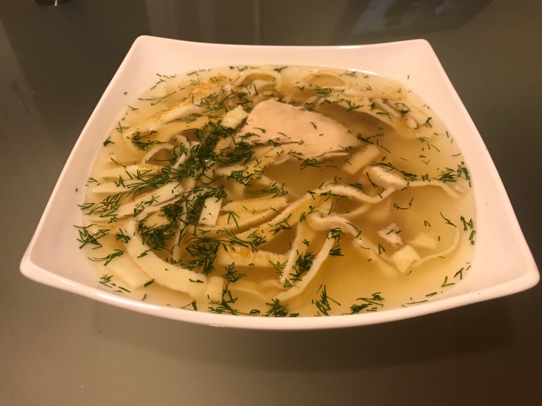 Pfannkuchensuppe, или Куриный суп с блинной лапшой