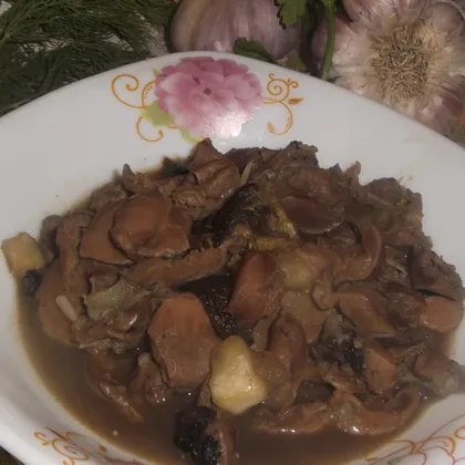 Куриные желудки с сушеными грибами и кабачком