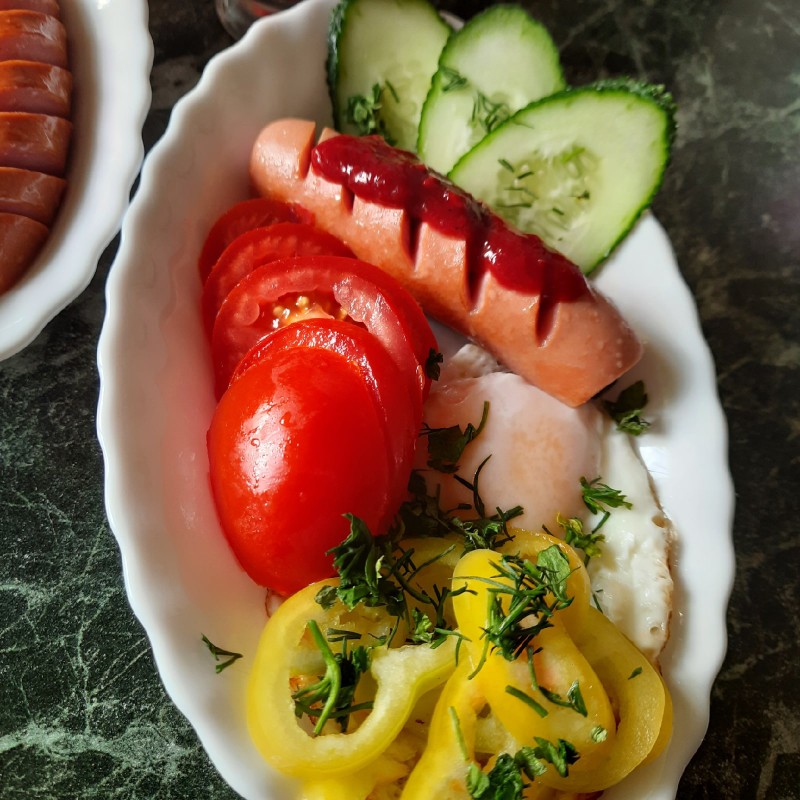 Яичница - глазунья с сосиской и свежими овощами