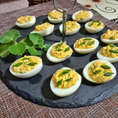 Яйца, фаршированные печенью трески