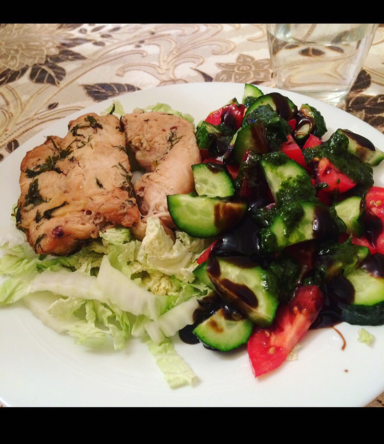 Маринованная курица с салатом
