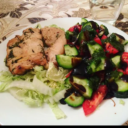 Маринованная курица с салатом